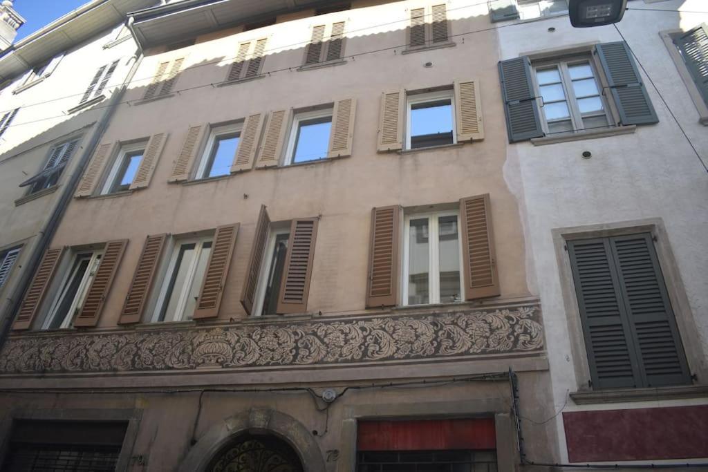 Nur 2 Casa Vacanze Bergamo Via Pignolo Luaran gambar